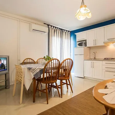 Yellow 721 Apartment