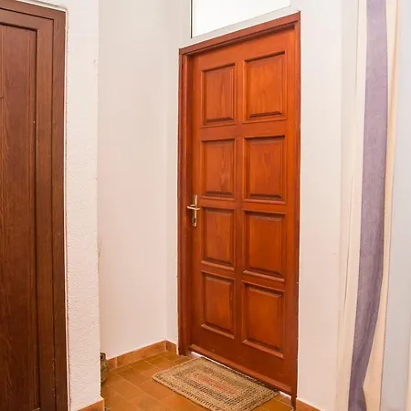 Yellow 721 Apartment