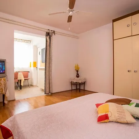 Apartment Yellow 721