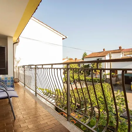 Yellow 721 Apartment