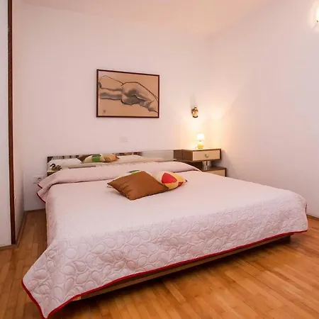Yellow 721 Apartment
