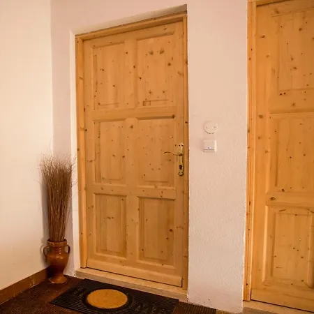Yellow 721 Apartment *