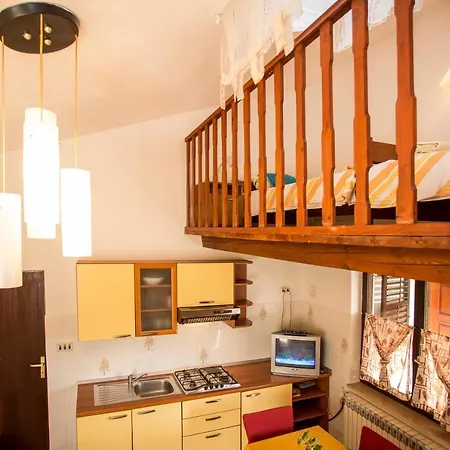Yellow 721 Apartment *