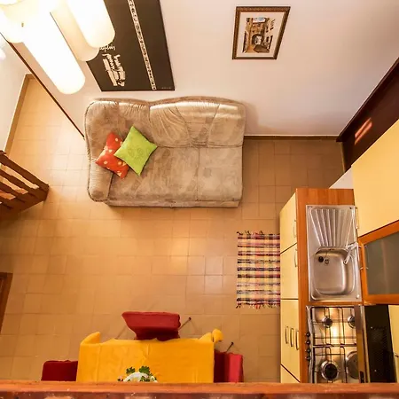 Yellow 721 Apartment