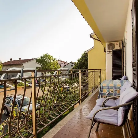 Yellow 721 Apartment