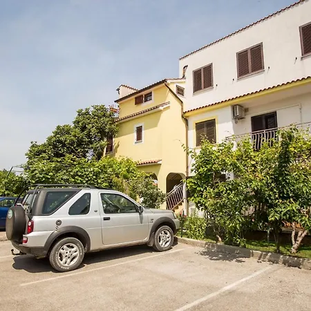 Yellow 721 Apartment *