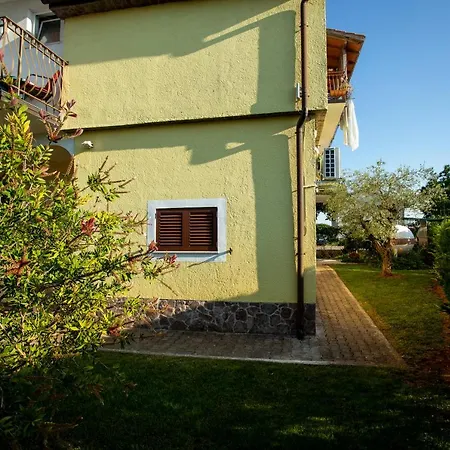 Apartment Yellow 721