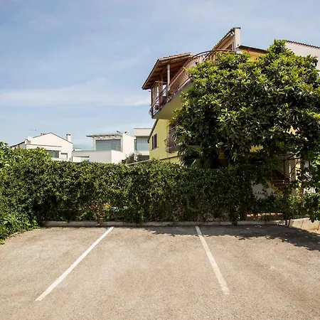 Yellow 721 Apartment